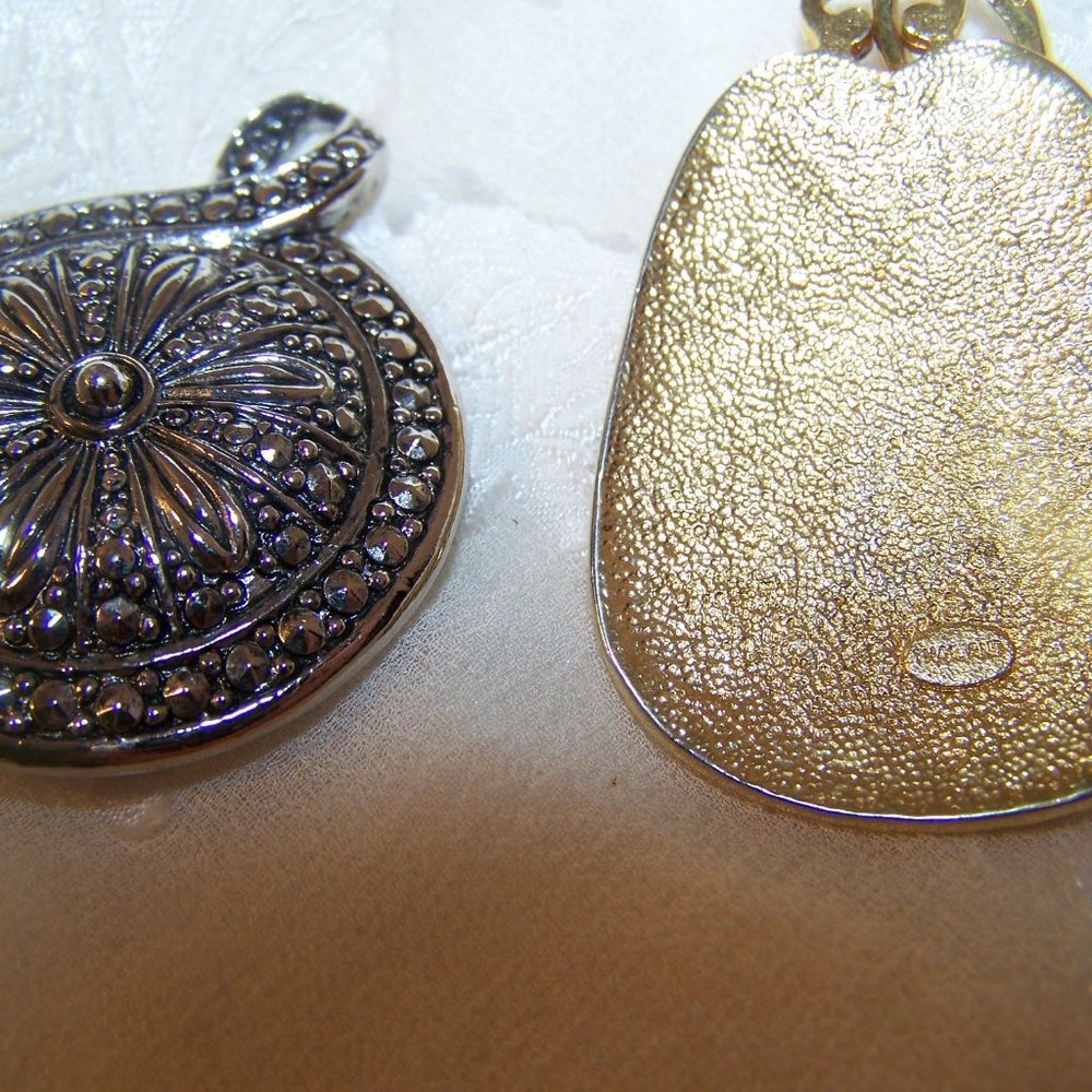 Vintage Pendants Charms Lisner Faux Pearl Flower 3 - Picture 6 of 9